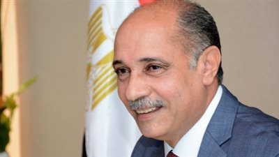 وزير الطيران يتفقد مقر لجان الاستفتاء على الدستور بمطار القاهرة