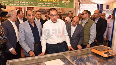مدبولي يطمئن على توافر السلع والأسعار في معرض 