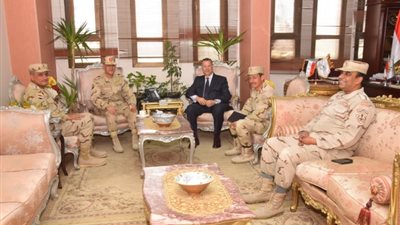 محافظ بني سويف يلتقي قيادات قوات تأمين الاستفتاء على التعديلات الدستورية