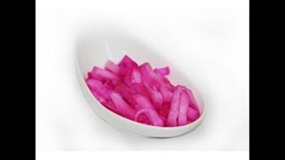 بالفيديو.. طريقة سريعة لتخليل اللفت في أقل من دقيقة