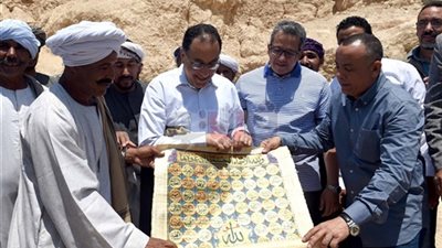تعرف على هدية عمال حفائر الآثار بالأقصر لرئيس الوزراء (فيديو وصور)