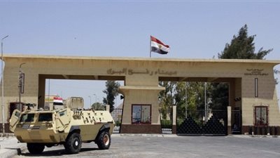 23 سيارة تويوتا ولودر تصل غزة عبر رفح البري