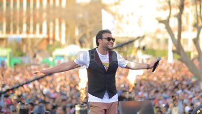 رامي صبري يشعل حفلا كامل العدد بجامعة عين شمس (صور)