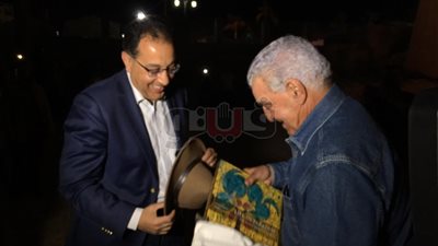 زاهي حواس يهدي رئيس الوزراء قبعة وكتاب 