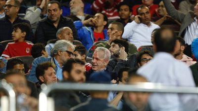 «أجيري» يتواجد في مدرجات بترسبورت لمتابعة مباراة الأهلي وبيراميدز (صور)