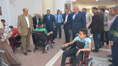 توزيع كراسي متحركة للأطفال ذوي الاحتياجات الخاصة بالوادي الجديد (صور)