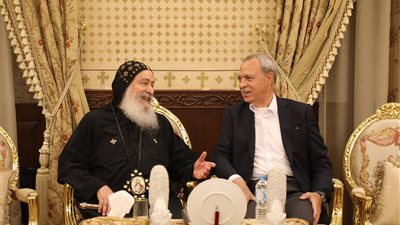 محافظ قنا يطمئن على صحة الأنبا شاروبيم (صور)