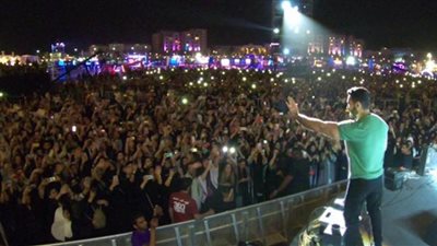 تامر حسني يحيي أولى حفلاته بالرياض على مسرح فرعوني (صور)