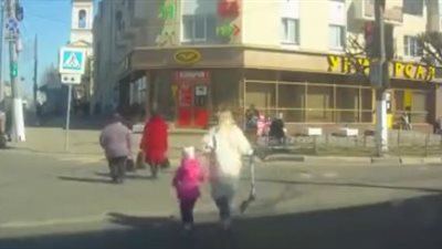 رد فعل صادم لفتاة لحظة تعرضها لحادث دهس (فيديو)