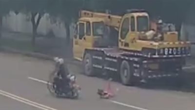 لحظة نجاة صبي من الموت بعد تعرضه لحادث مروع (فيديو)