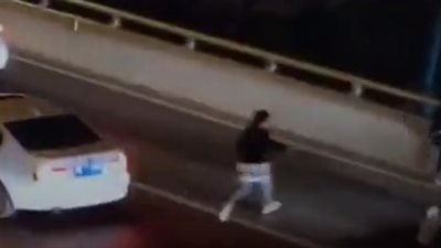 لحظة انتحار صبي غاضب من والدته أمام أعينها (فيديو)