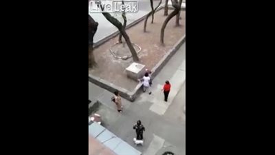 امرأة تعتدي على عجوز بالضرب بسبب كلابها (فيديو)