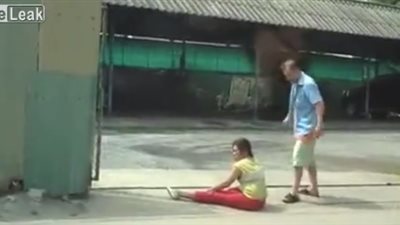 رجل يعتدي على امرأة حتى الموت (فيديو)