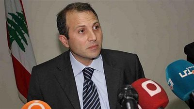 وزير لبناني يطالب بجلسة استثنائية لمجلس الوزراء لبحث موضوع النفط