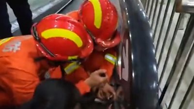 محاولات تحرير يد طفلة انحشرت في سلم كهربائي (فيديو)