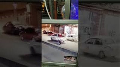 العناية الإلهية تنقذ شابا سقط أمام سيارة مسرعة بالأردن (فيديو)