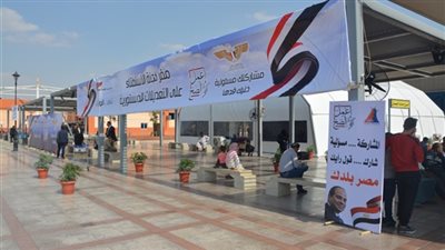 المصريون في الكويت يتوافدون على مقر السفارة للإدلاء بأصواتهم بالتعديلات الدستورية