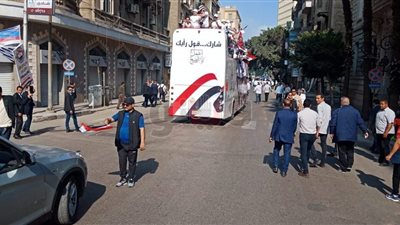 أتوبيسات مكشوفة بوسط القاهرة لحث المواطنين على المشاركة في الاستفتاء (صور)