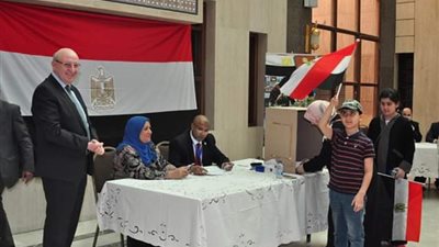 توافد المصريين على صناديق الاقتراع في السعودية (صور)