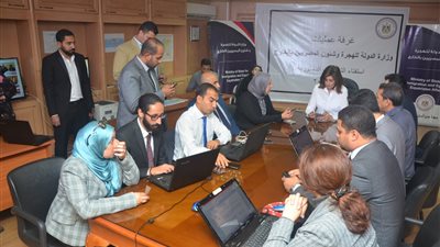 وزيرة الهجرة تتابع مع فريق غرفة العمليات سير عملية الاستفتاء