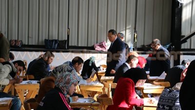 بالصور.. رئيس جامعة القناة يتفقد امتحانات نصف العام