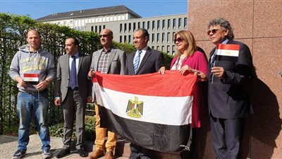 توافد المصريين للتصويت على التعديلات الدستورية في برلين (صور)