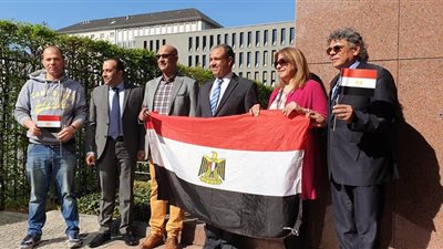 سفير مصر لدى ألمانيا يحرص على استقبال أبناء الجالية (صور)