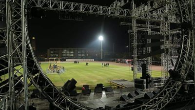 التجهيزات النهائية لحفل عمرو دياب في الجامعة الأمريكية (صور)