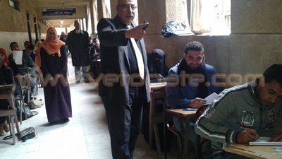 بالصور.. عميد علوم بنها يتفقد امتحانات الفصل الدراسى الأول بالكلية