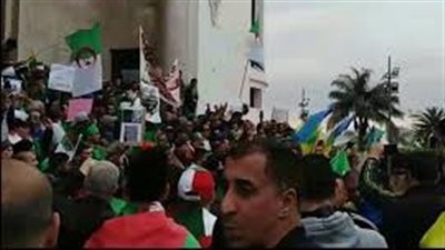الآلاف يتظاهرون في الجزائر للمطالبة برحيل رموز نظام بوتفليقة (فيديو)