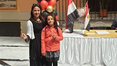 أطفال يرفعون الأعلام المصرية خارج اللجان الانتخابية بإيطاليا