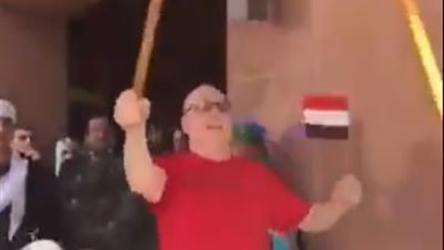 رقص على المزمار البلدي في الإمارات أمام اللجان الانتخابية (فيديو)