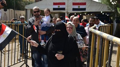 طوابير أمام السفارة المصرية بالكويت للمشاركة في الاستفتاء (صور)