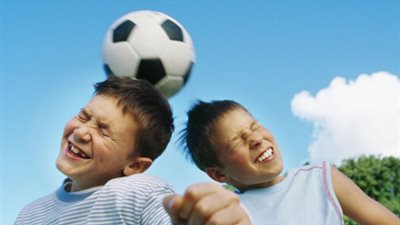 ضرب الكرة المتكرر بالرأس يؤذي الدماغ على المدى البعيد