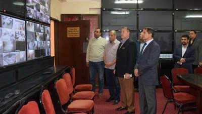 محافظ بني سويف يتفقد غرفة عمليات متابعة الاستفتاء (صور)