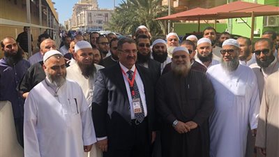 المصريون يحتشدون أمام اللجان الانتخابية في جدة (صور)