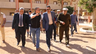 محافظ سوهاج ومدير الأمن يتفقدان التجهيزات النهائية للجان الاستفتاء