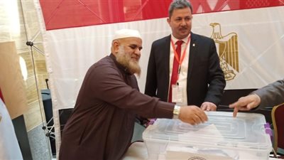 النائب أحمد الشريف يدلي بصوته في جدة وسط إقبال من المصريين (صور)