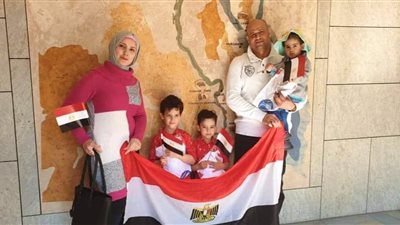 بيت العائلة في برلين يستقبل الجالية المصرية بالورود أثناء الاستفتاء