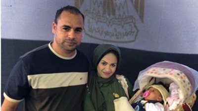 «في حب مصر».. مواطن يصطحب نجله الرضيع للجنة الاستفتاء بالكويت