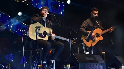 تفاعل الجماهير مع المطرب العالمي جيمس آرثر في الجامعة الأمريكية