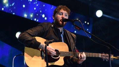 جيمس آرثر يشعل أولى فقرات حفل مئوية الجامعة الأمريكية (صور)