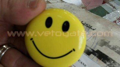 ضبط دبوس مزود بكاميرات تجسس داخل طرد شخصي بمطار القاهرة