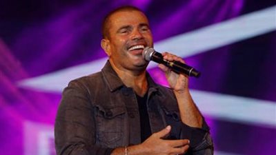 لحظة صعود عمرو دياب على مسرح حفل الجامعة الأمريكية (فيديو)