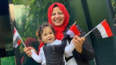 مشاهد اليوم الأول من مشاركة المصريين بالخارج في التصويت على التعديلات الدستورية.. الطفل سليم يخطف الأنظار.. المزمار البلدي يظهر بلجان الإمارات.. والغناء والرقص يصاحب المصوتين بالسعودية