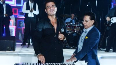 عمرو دياب يعزف على الأورج في حفل الجامعة الأمريكية