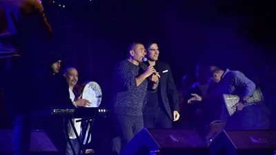 عمرو دياب يداعب أبو هشيمة بحفل الجامعة الأمريكية: أنت أشهر مني