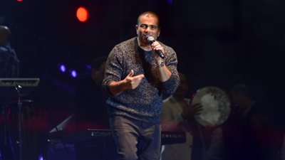 عمرو دياب يتألق في مئوية الجامعة الأمريكية وسط أجواء عالمية مبهرة (صور)