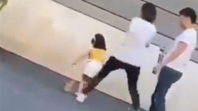 أم تعنف طفلتها بركلة وحشية والسبب صادم (فيديو)