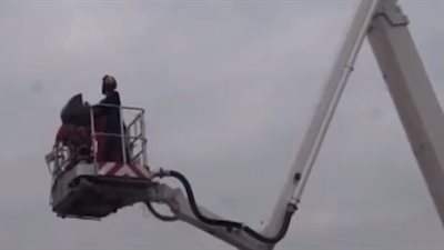 لحظة إنقاذ فتاة ووالدها من لعبة ملاهي شاهق الارتفاع بعد تعطلها (فيديو)